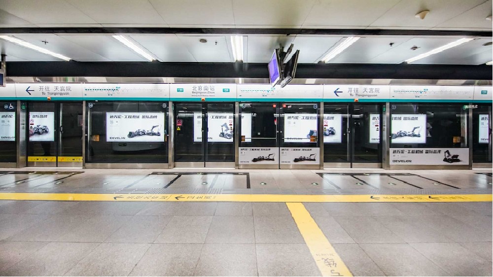 单边站台灯箱+屏蔽门贴